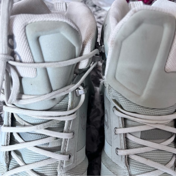 On Running Women's Gray On Cloudrock Hiking Boots Size US 9.5 - Picture 8 of 11